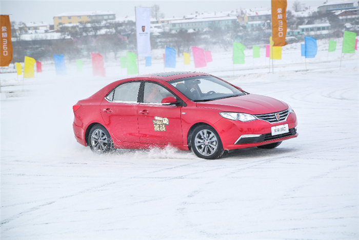 爲正能(néng)量點贊！上汽乘用車獲2015中國(guó)品牌代表稱号