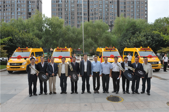 上汽集團攜手上海煙草再度向(xiàng)陝西捐贈守護星專用校車